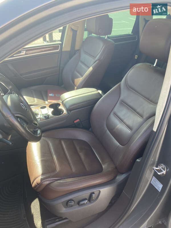 Внедорожник / Кроссовер Volkswagen Touareg 2012 в Киеве