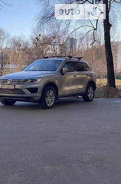 Внедорожник / Кроссовер Volkswagen Touareg 2016 в Киеве