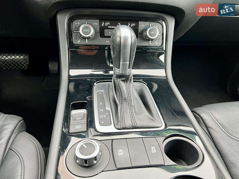 Внедорожник / Кроссовер Volkswagen Touareg 2014 в Харькове