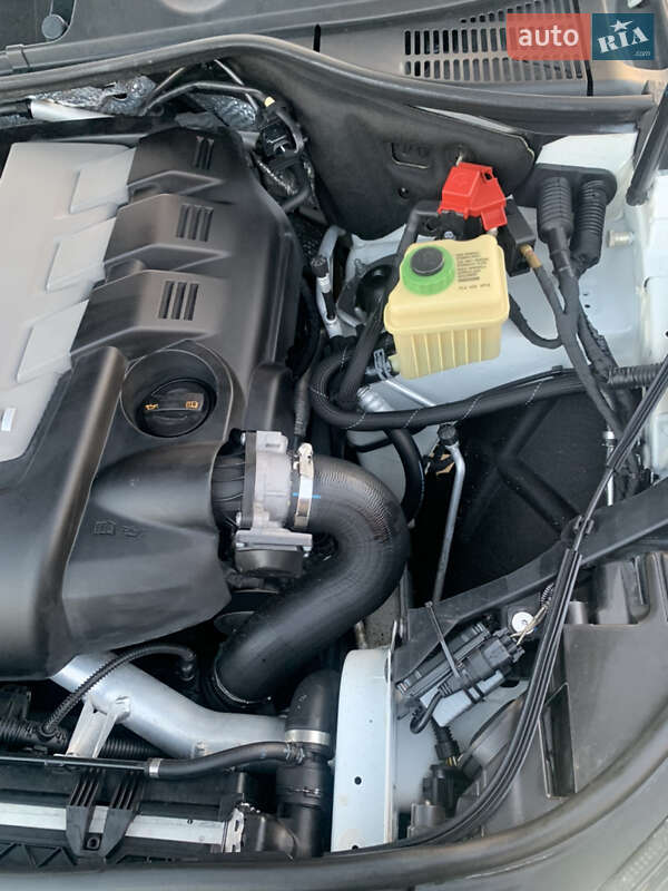 Внедорожник / Кроссовер Volkswagen Touareg 2012 в Хмельницком