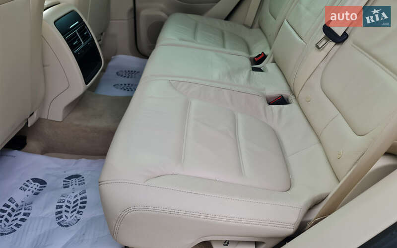 Внедорожник / Кроссовер Volkswagen Touareg 2015 в Львове