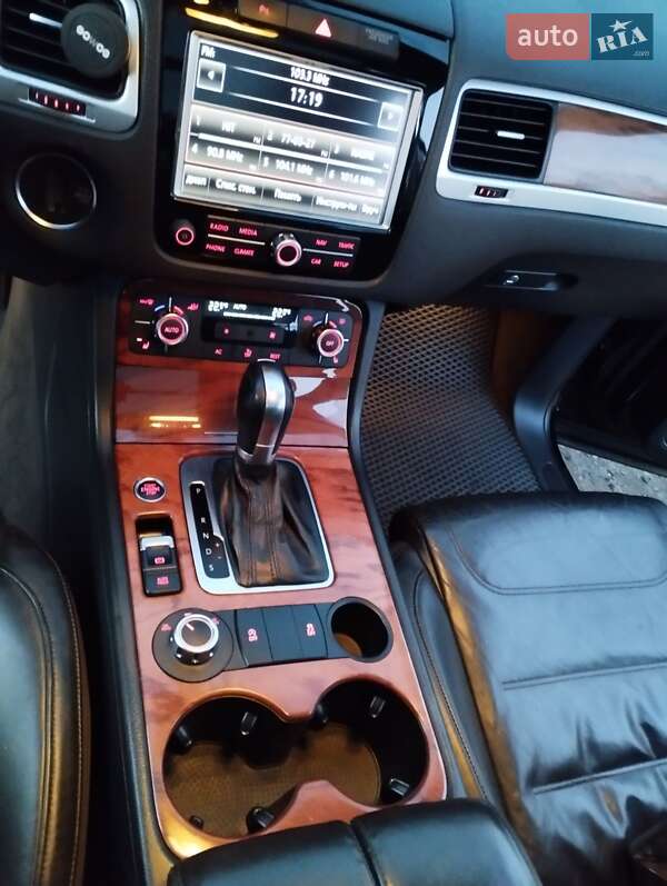 Внедорожник / Кроссовер Volkswagen Touareg 2010 в Николаеве