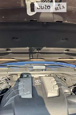Позашляховик / Кросовер Volkswagen Touareg 2012 в 