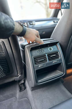 Внедорожник / Кроссовер Volkswagen Touareg 2013 в 