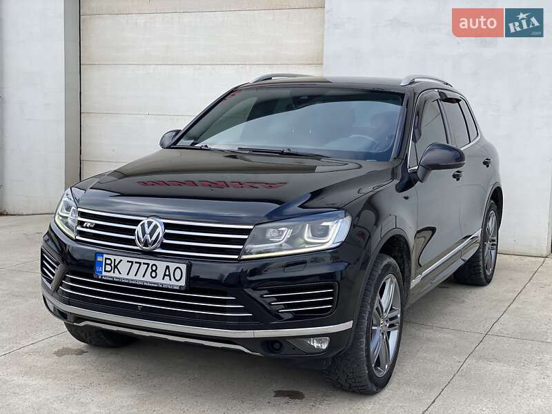 Внедорожник / Кроссовер Volkswagen Touareg 2016 в Сарнах