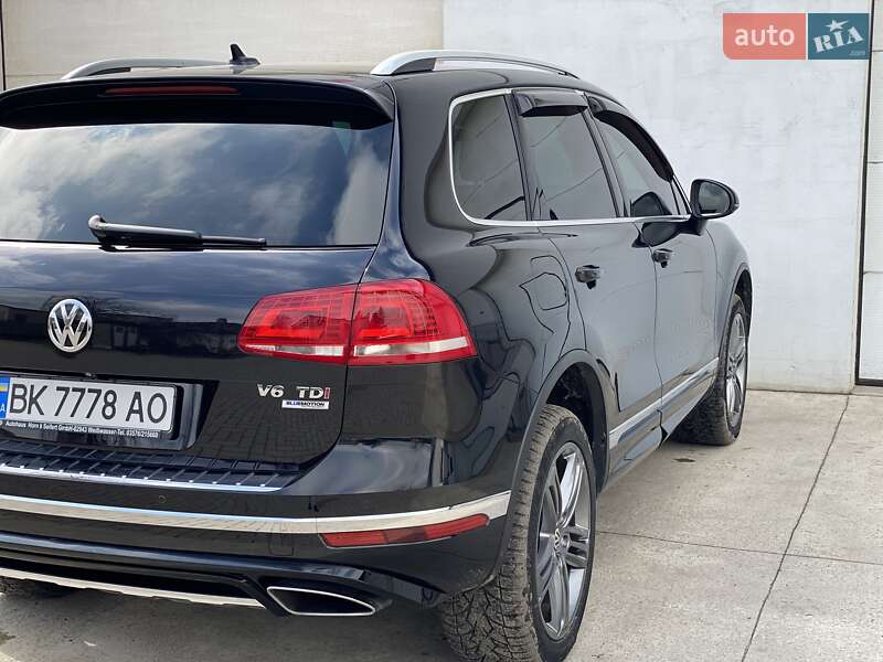 Внедорожник / Кроссовер Volkswagen Touareg 2016 в Сарнах