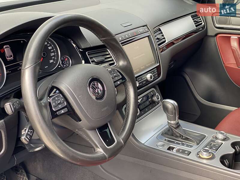 Внедорожник / Кроссовер Volkswagen Touareg 2016 в Сарнах