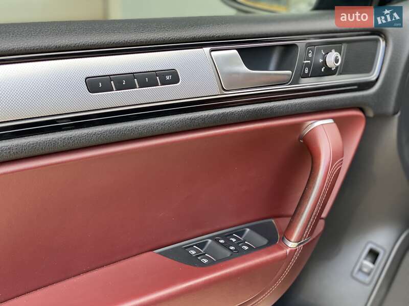 Внедорожник / Кроссовер Volkswagen Touareg 2016 в Сарнах