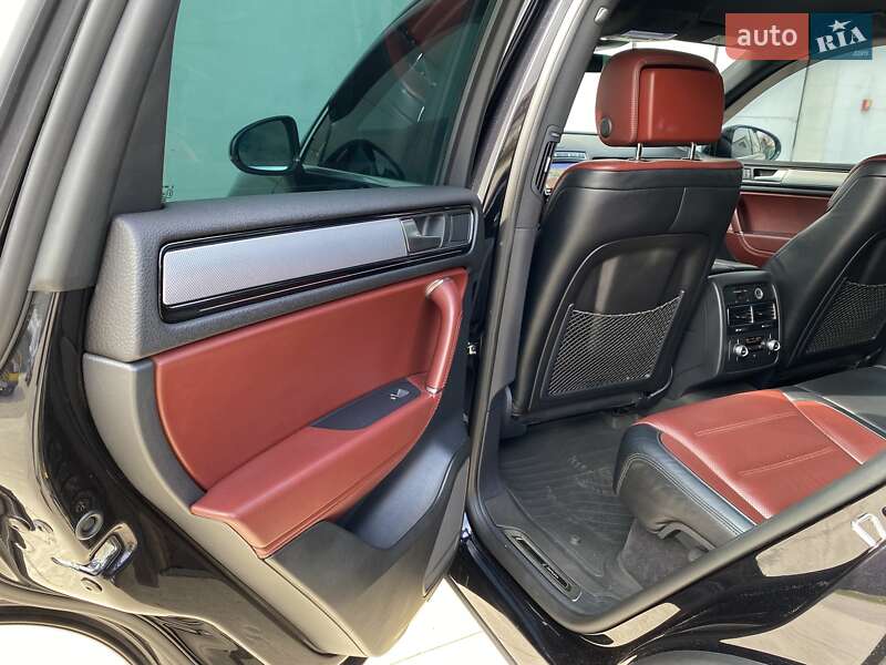 Внедорожник / Кроссовер Volkswagen Touareg 2016 в Сарнах