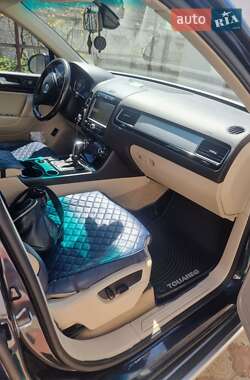 Внедорожник / Кроссовер Volkswagen Touareg 2011 в 