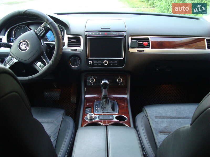 Внедорожник / Кроссовер Volkswagen Touareg 2015 в Шепетовке