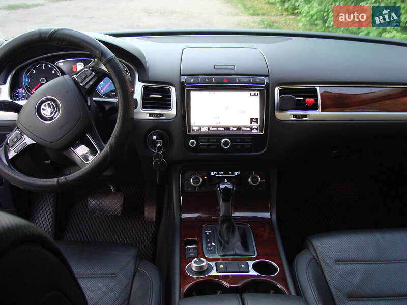 Внедорожник / Кроссовер Volkswagen Touareg 2015 в Шепетовке