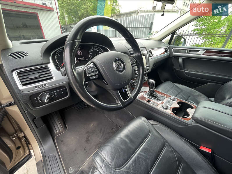 Внедорожник / Кроссовер Volkswagen Touareg 2015 в Хмельницком