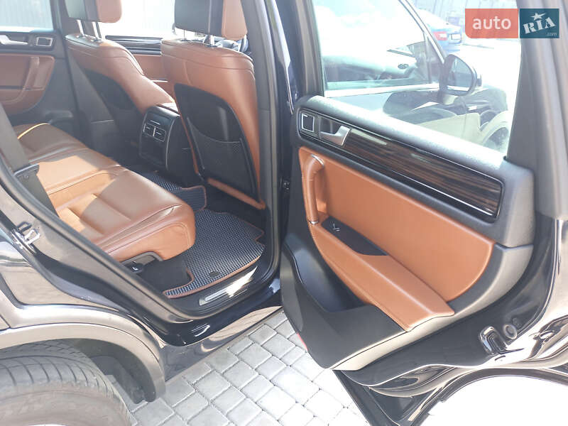 Позашляховик / Кросовер Volkswagen Touareg 2014 в Рівному