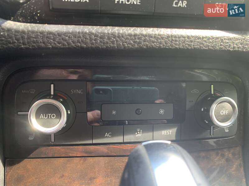 Внедорожник / Кроссовер Volkswagen Touareg 2011 в Киеве