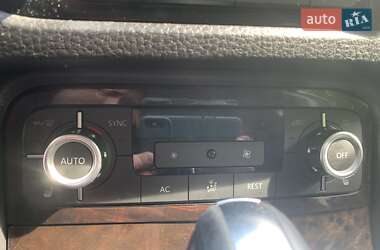 Внедорожник / Кроссовер Volkswagen Touareg 2011 в 