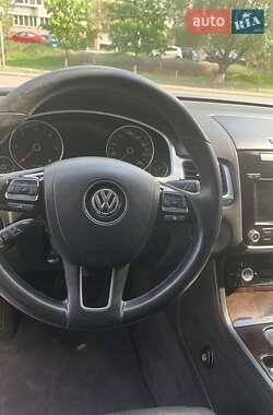 Внедорожник / Кроссовер Volkswagen Touareg 2011 в 