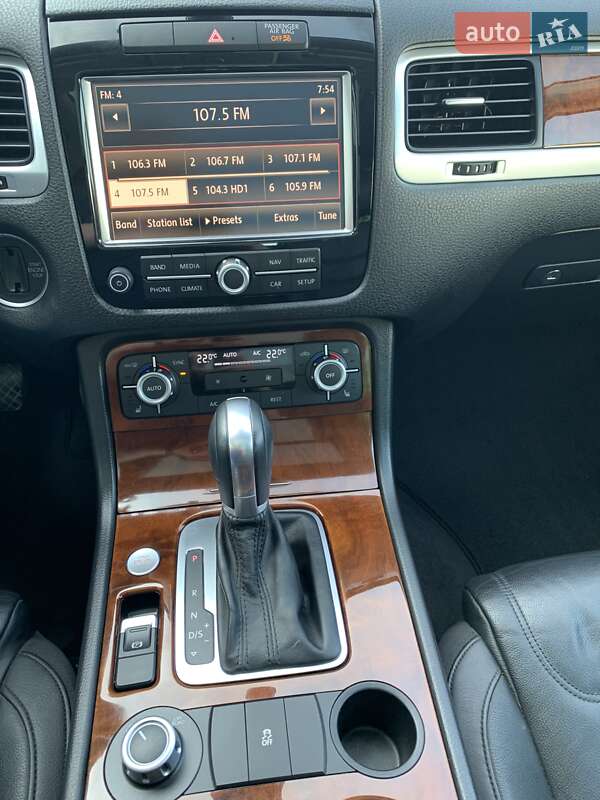 Внедорожник / Кроссовер Volkswagen Touareg 2014 в Лозовой