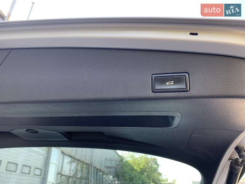 Внедорожник / Кроссовер Volkswagen Touareg 2014 в Лозовой