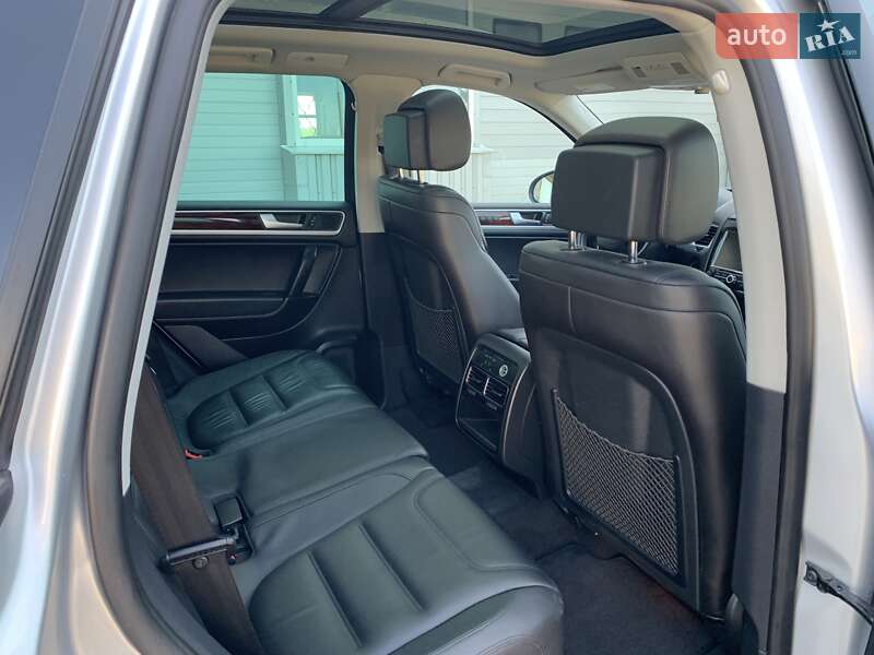 Внедорожник / Кроссовер Volkswagen Touareg 2014 в Лозовой