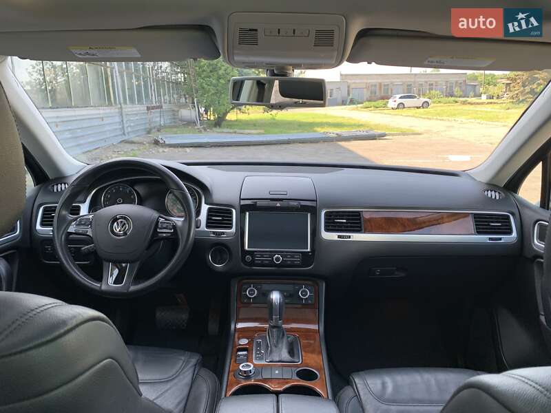 Внедорожник / Кроссовер Volkswagen Touareg 2014 в Лозовой