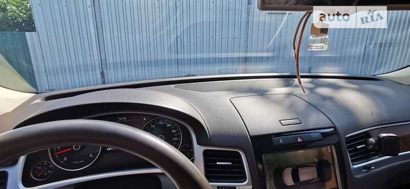 Внедорожник / Кроссовер Volkswagen Touareg 2012 в Днепре