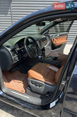 Внедорожник / Кроссовер Volkswagen Touareg 2013 в 