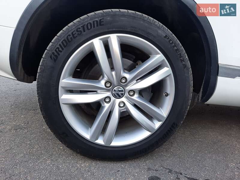 Внедорожник / Кроссовер Volkswagen Touareg 2012 в Умани