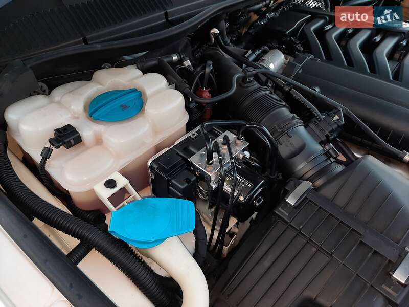 Внедорожник / Кроссовер Volkswagen Touareg 2012 в Умани