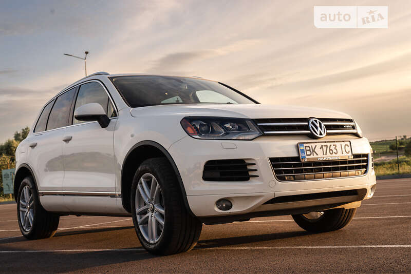 Внедорожник / Кроссовер Volkswagen Touareg 2011 в Ровно