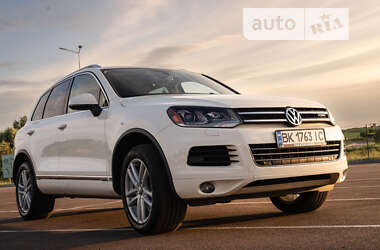 Внедорожник / Кроссовер Volkswagen Touareg 2011 в Ровно