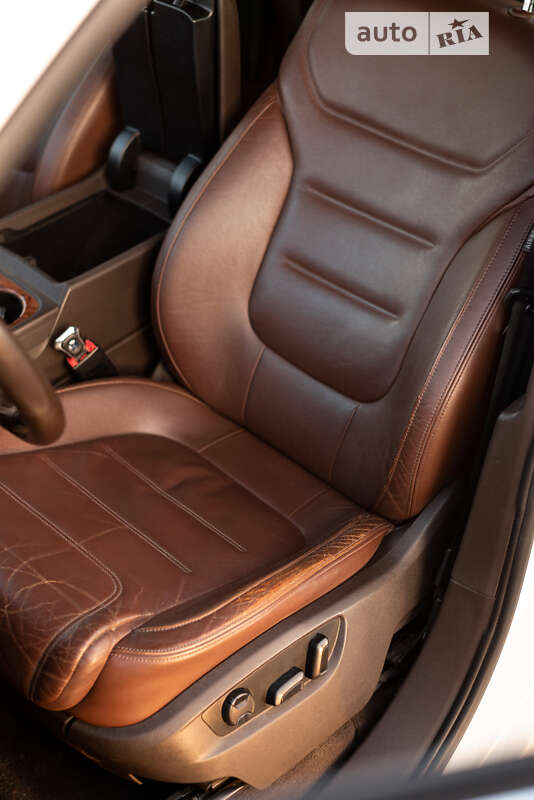 Внедорожник / Кроссовер Volkswagen Touareg 2011 в Ровно