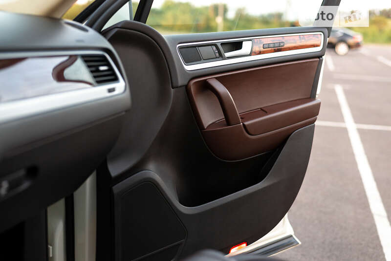 Внедорожник / Кроссовер Volkswagen Touareg 2011 в Ровно