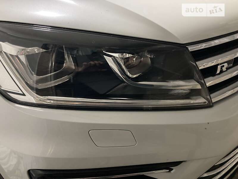 Позашляховик / Кросовер Volkswagen Touareg 2015 в Києві