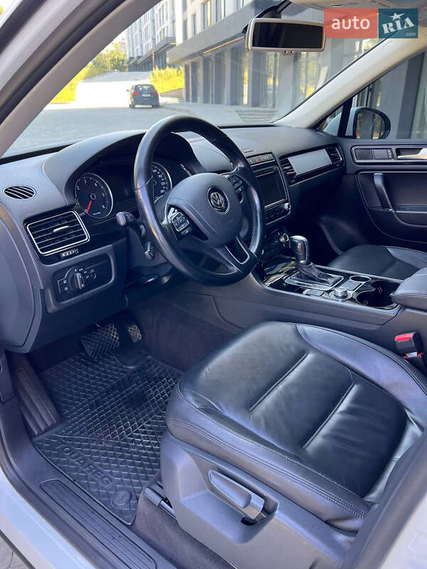 Позашляховик / Кросовер Volkswagen Touareg 2015 в Новояворівську