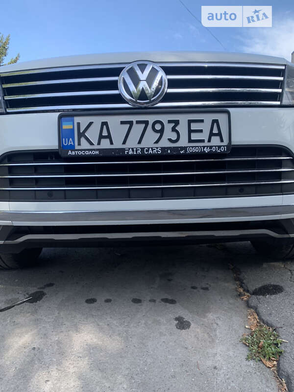 Внедорожник / Кроссовер Volkswagen Touareg 2014 в Любаре