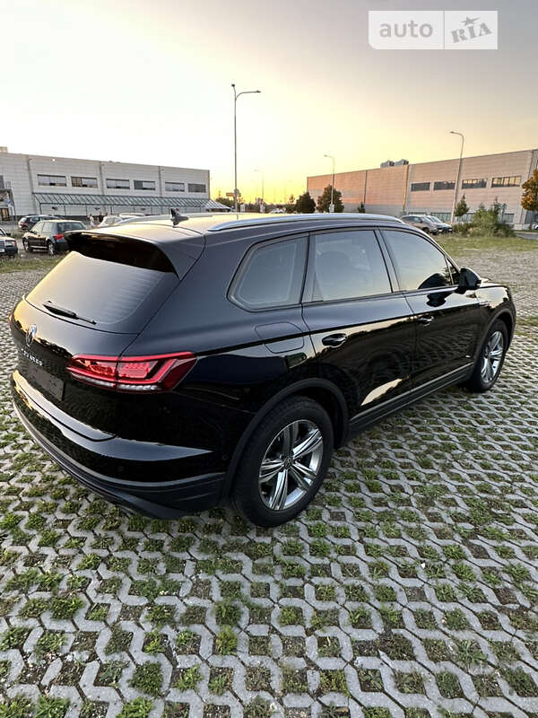 Внедорожник / Кроссовер Volkswagen Touareg 2021 в Киеве