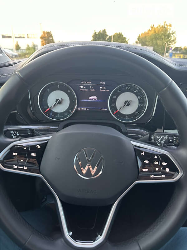 Внедорожник / Кроссовер Volkswagen Touareg 2021 в Киеве