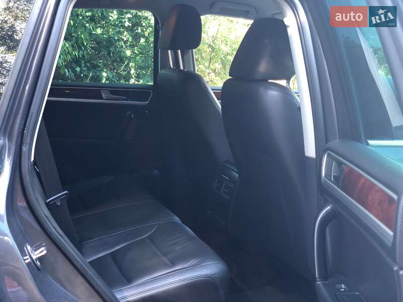 Внедорожник / Кроссовер Volkswagen Touareg 2012 в Киеве