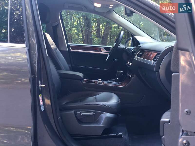 Внедорожник / Кроссовер Volkswagen Touareg 2012 в Киеве