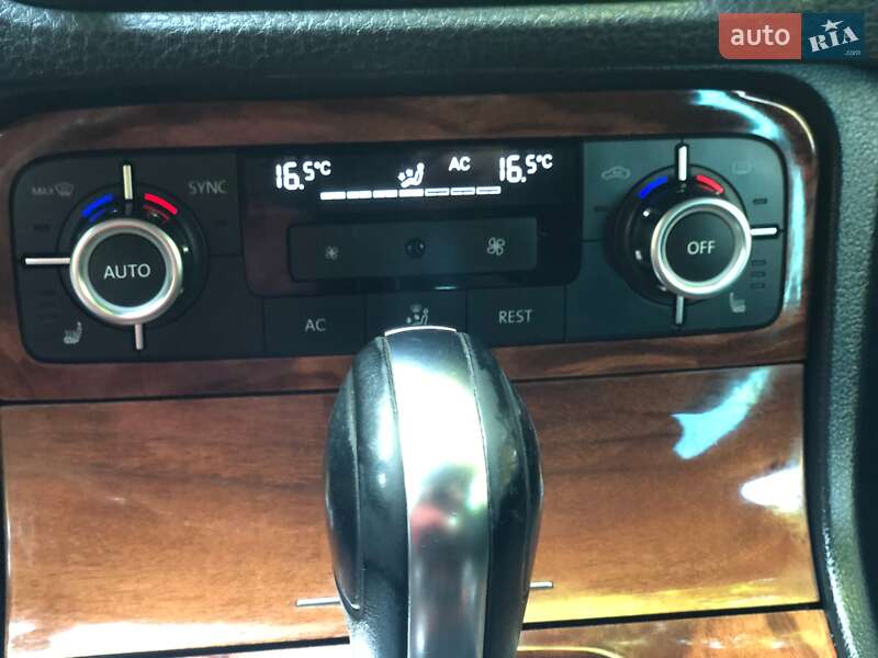 Внедорожник / Кроссовер Volkswagen Touareg 2012 в Киеве