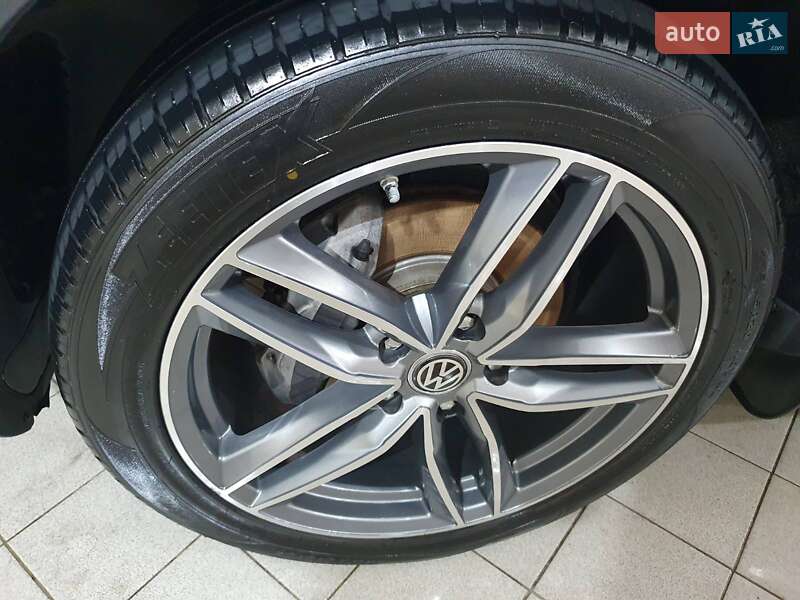 Внедорожник / Кроссовер Volkswagen Touareg 2014 в Краматорске