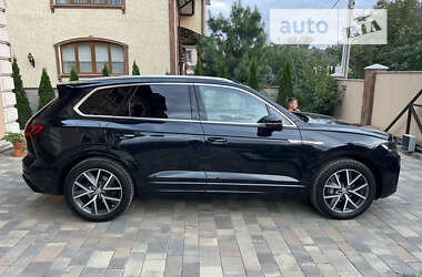 Внедорожник / Кроссовер Volkswagen Touareg 2018 в 