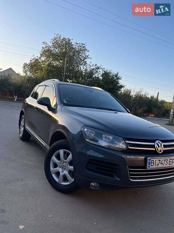 Внедорожник / Кроссовер Volkswagen Touareg 2012 в Полтаве