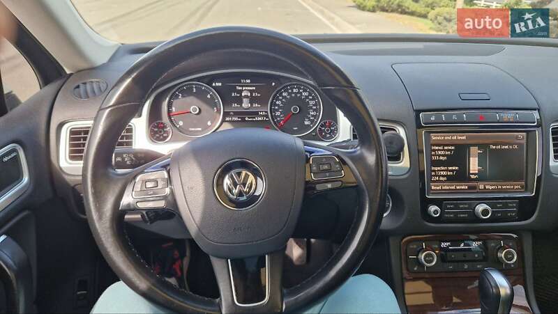 Внедорожник / Кроссовер Volkswagen Touareg 2014 в Киеве