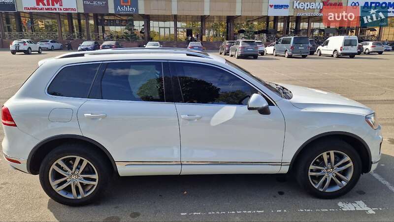 Внедорожник / Кроссовер Volkswagen Touareg 2014 в Киеве