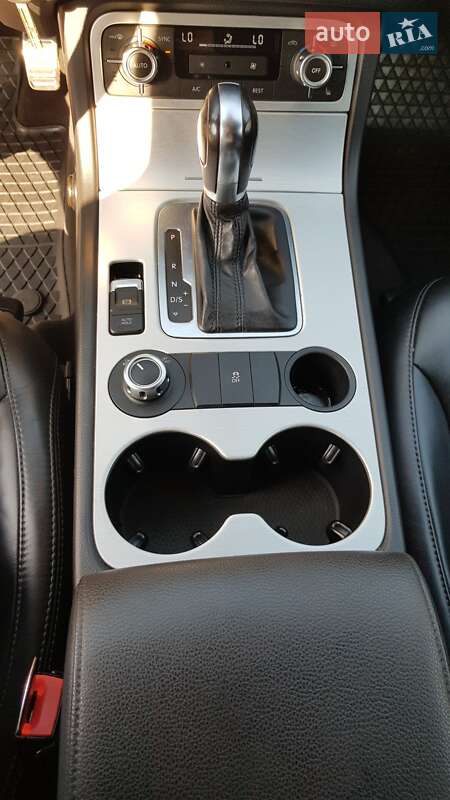 Позашляховик / Кросовер Volkswagen Touareg 2013 в Києві