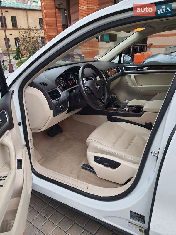 Внедорожник / Кроссовер Volkswagen Touareg 2013 в Киеве