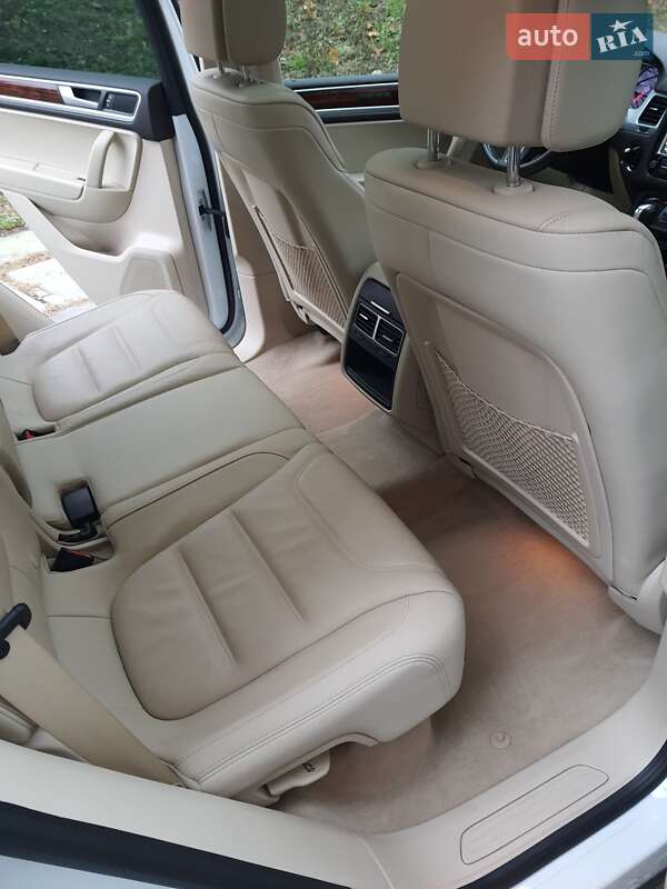 Внедорожник / Кроссовер Volkswagen Touareg 2013 в Киеве