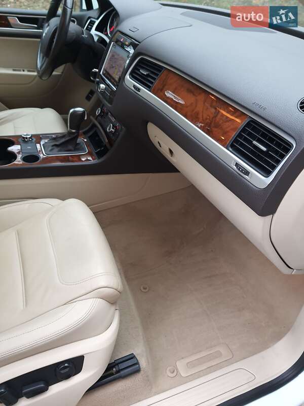 Внедорожник / Кроссовер Volkswagen Touareg 2013 в Киеве